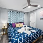 Chic Heights Retreat With Pool And Free Parking
