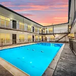 Chic Heights Retreat With Pool And Free Parking