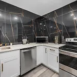 Chic Heights Retreat With Pool And Free Parking