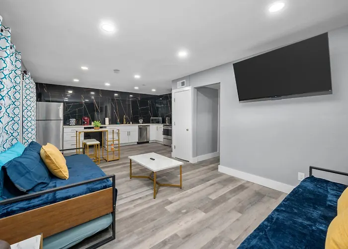 Chic Heights Retreat With Pool And Free Parking