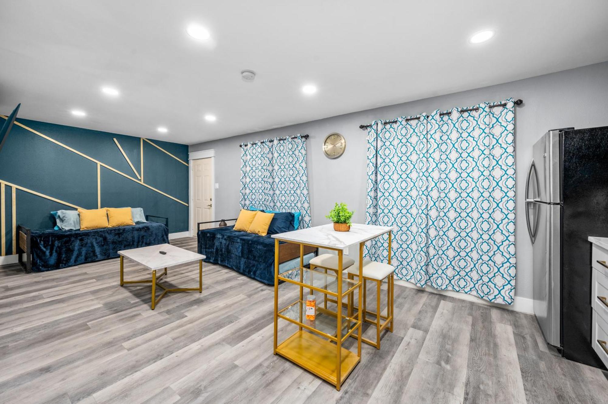 Chic Heights Retreat With Pool And Free Parking *