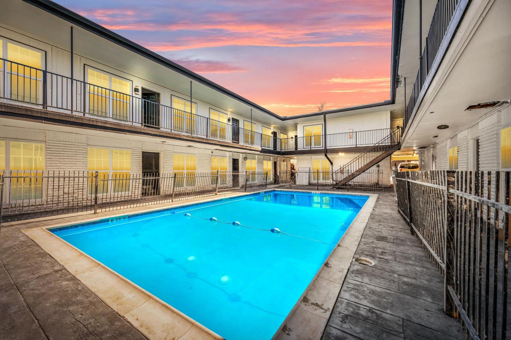 Chic Heights Retreat With Pool And Free Parking Houston