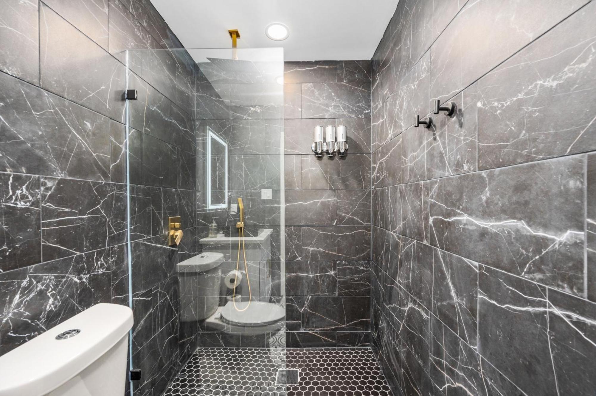 Apartment Chic Heights Retreat With Pool And Free Parking