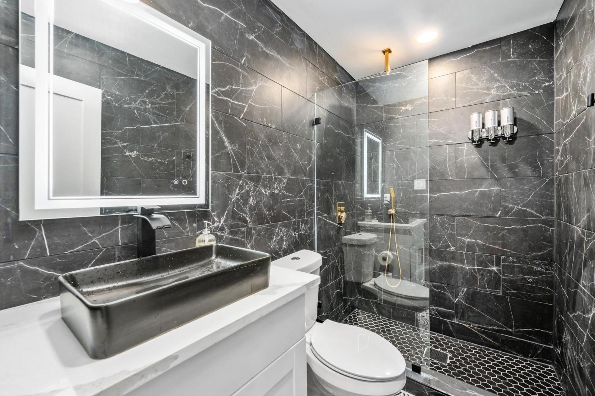 Chic Heights Retreat With Pool And Free Parking Houston
