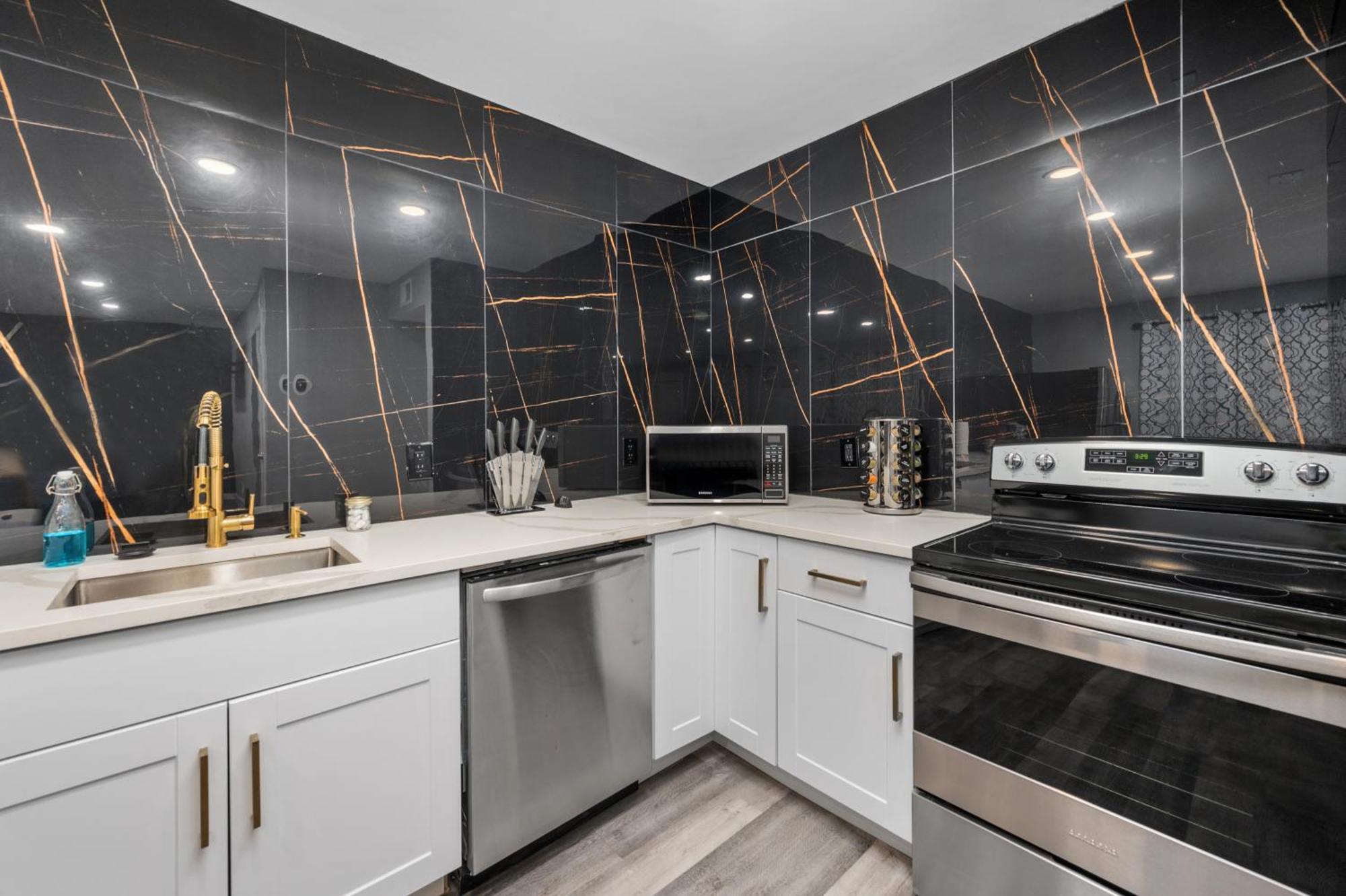 Chic Heights Retreat With Pool And Free Parking Apartment