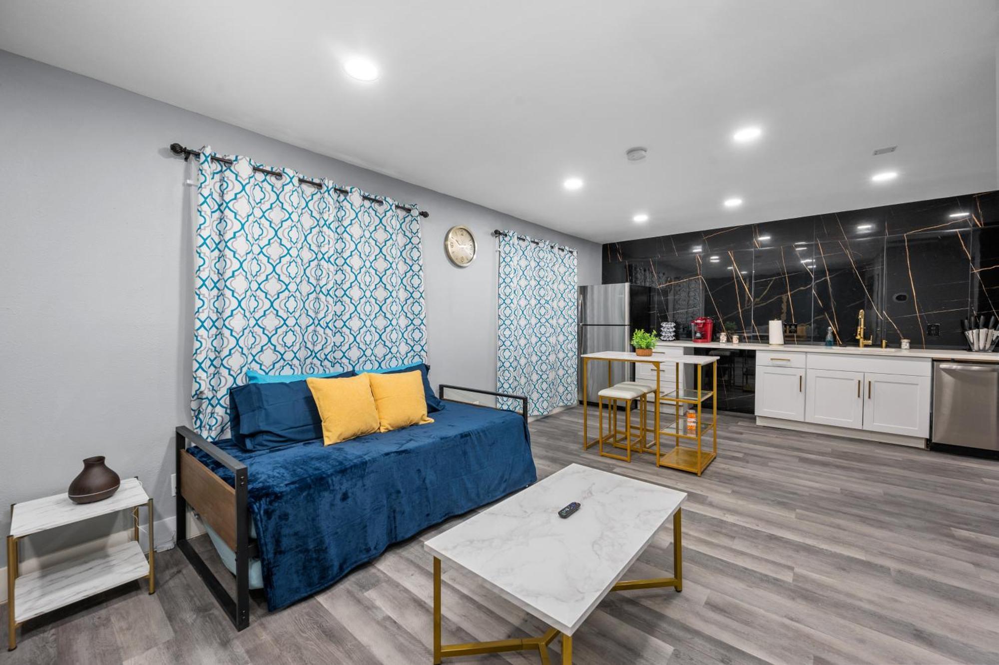 Apartment Chic Heights Retreat With Pool And Free Parking
