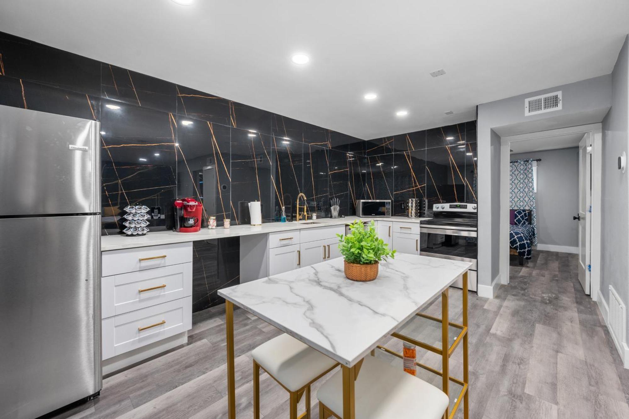 Chic Heights Retreat With Pool And Free Parking Apartment *