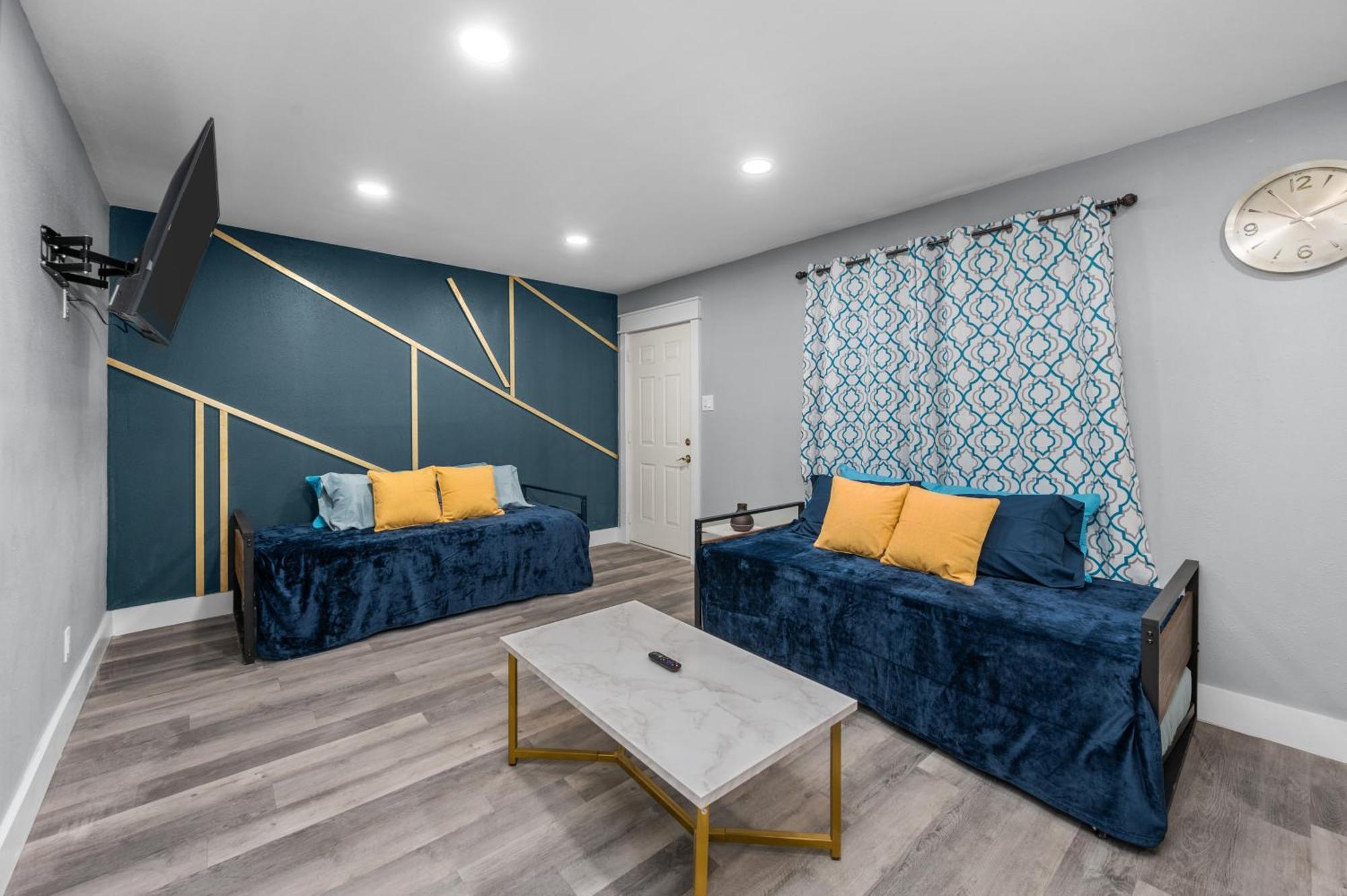Chic Heights Retreat With Pool And Free Parking Apartment