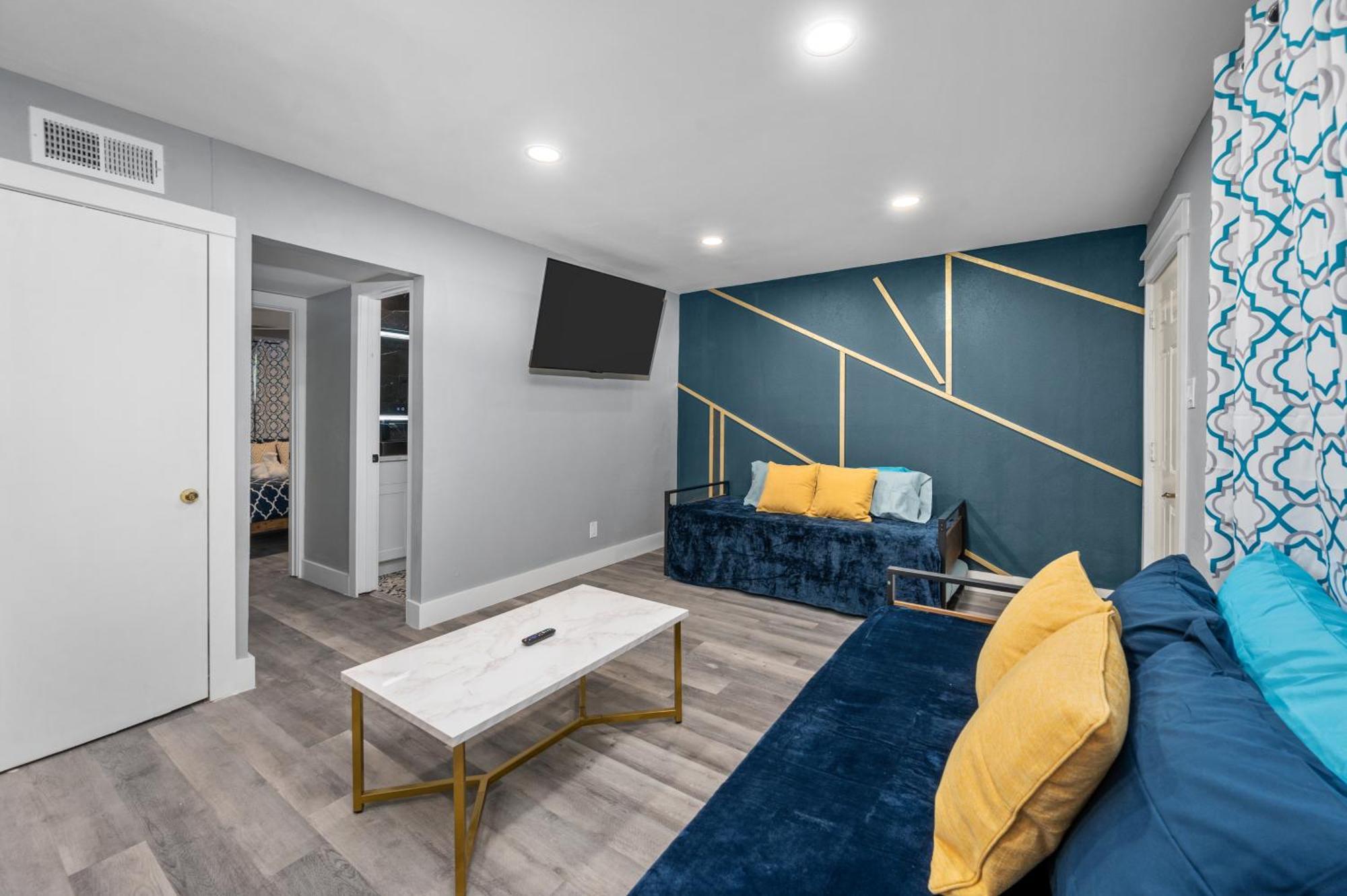 Chic Heights Retreat With Pool And Free Parking Apartment Houston