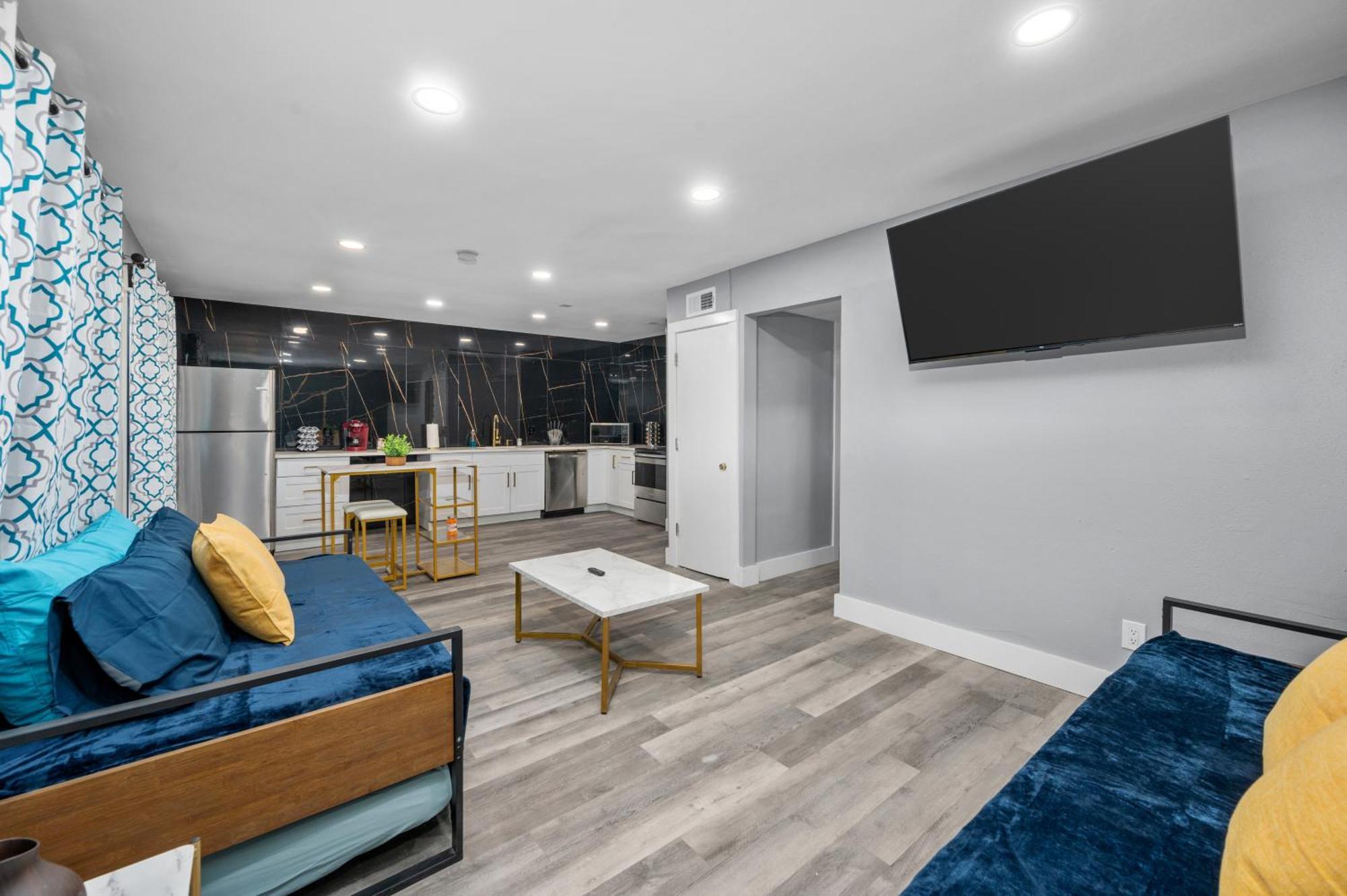 Apartment Chic Heights Retreat With Pool And Free Parking Houston