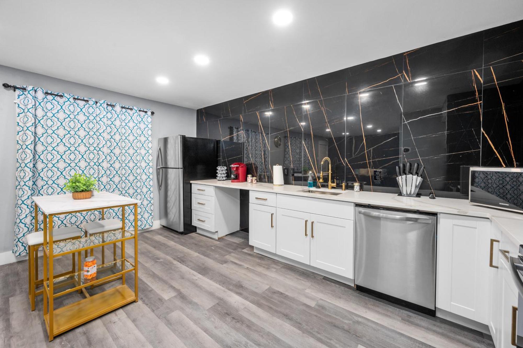 Apartment Chic Heights Retreat With Pool And Free Parking *